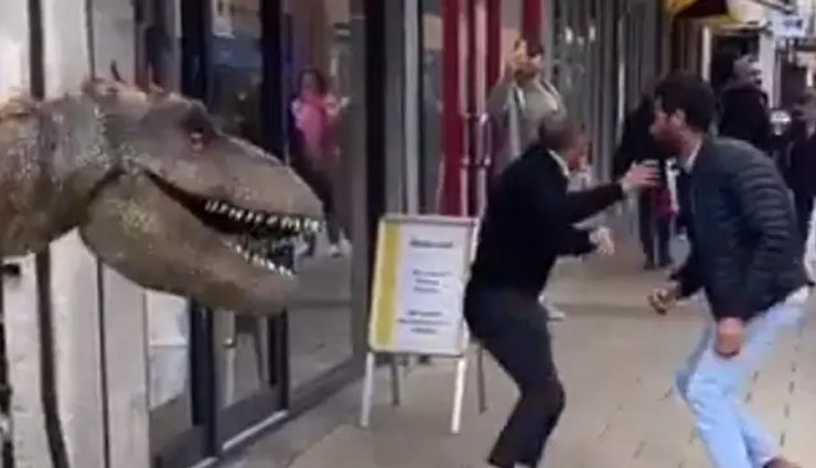जब सड़क पर  लोगों के सामने अचानक से आ गया डायनासॉर, उड़े होश, देखे वीडियो