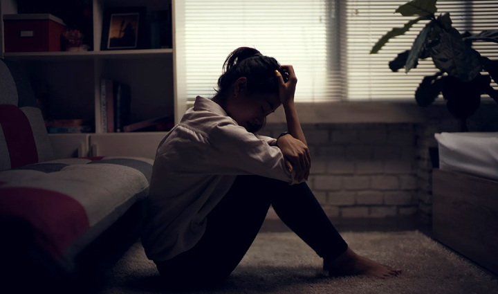 डिप्रेशन कर सकता है इंसान को भीतर से खोखला, इस तरह उभारें खुद को 