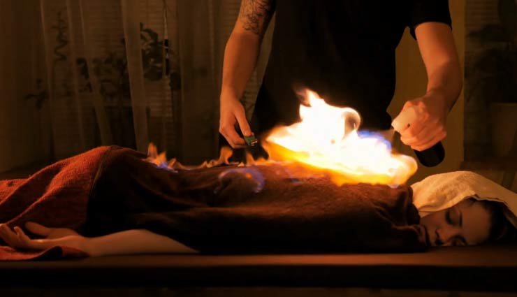 यहां शरीर में आग लगाकर किया जा रहा है बिमारियों का इलाज, नहीं पड़ती दवाइयों की जरूरत