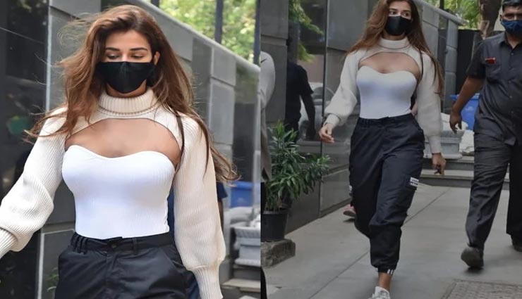 दिशा पटानी का अजीबोगरीब स्वेटर बटोर रहा सुर्खियां, कीमत कर देगी हैरान fashion tips,celebrity fashion,disha patani,disha patani fashion,turtle neck arm warmer sweater