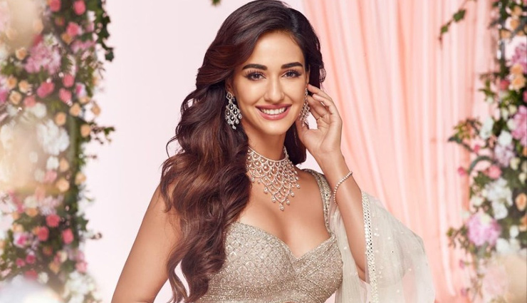 अनबटन क्रॉप शर्ट पहनने पर ट्रोल हुईं दिशा पाटनी, यूजर्स ने उर्फी जावेद से की तुलना