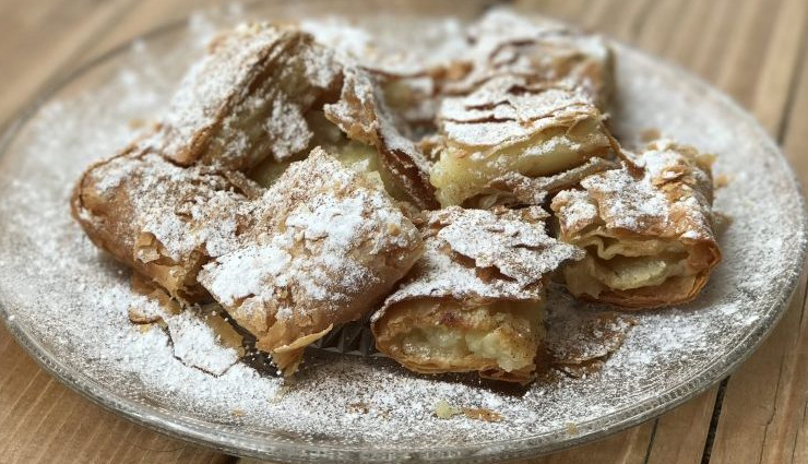 traditional dishes of greece,greece,dishes of greece,melomakarona,kourabiedes,diples,glyka tou koutaliou,galaktoboureko,bougatsa