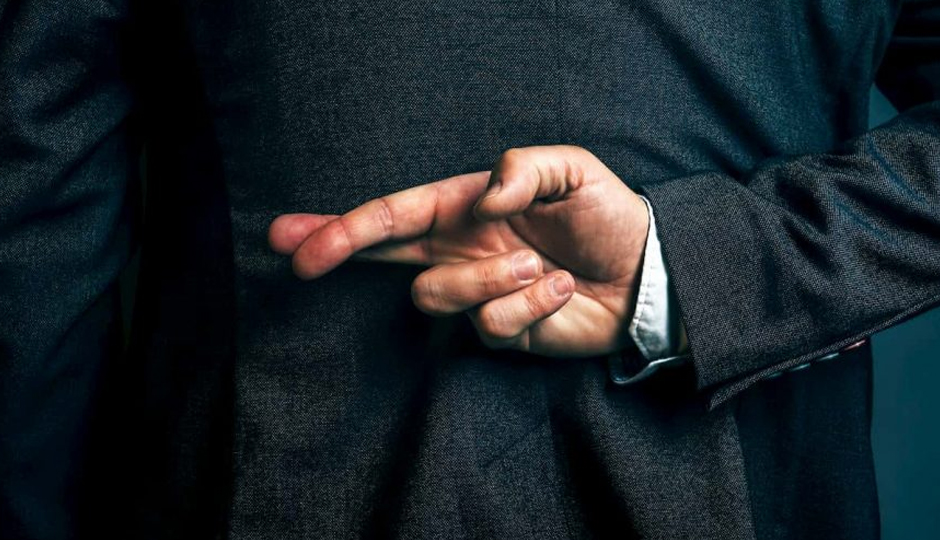 12 Big Signs of Dishonesty in a Relationship