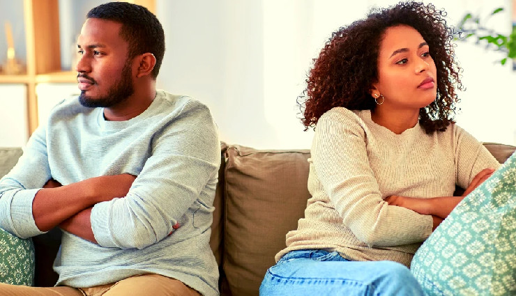 falling out of love signs,signs of waning affection,emotional disconnection in relationship,relationship breakdown,losing interest in partner,communication issues,relationship future uncertainty,emotional indifference,lack of physical intimacy,increased criticism in relationship,relationship advice