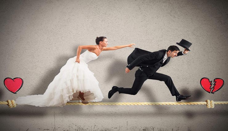 पत्नी आधी रात में पति से करवाती थी यह काम, सहन ना होने पर मांगा तलाक 