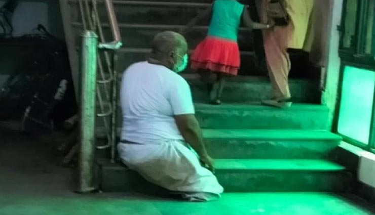 आगरा के मेडिकल कॉलेज में दिखी दिल दुखाने वाली तस्वीर, दोनों पैर से दिव्यांग को नहीं मिली व्हीलचेयर, इलाज के लिए घिसटता रहा