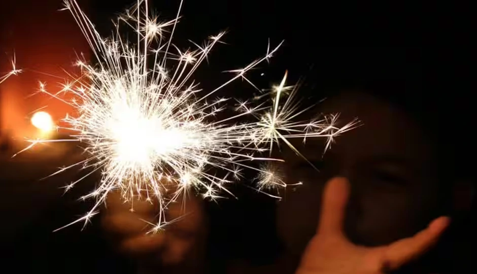 लक्सर में दिवाली की रात हादसा: पटाखे जला रहे बच्चों पर युवक ने फेंका ज्वलनशील पदार्थ, पांच झुलसे, एक गंभीर