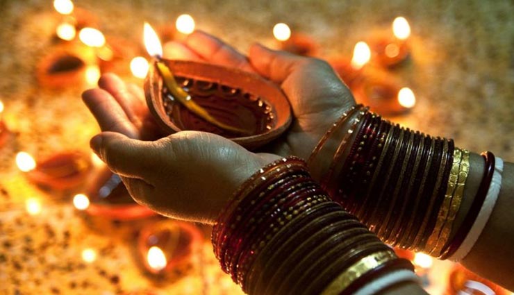 Diwali 2019: दिवाली से पहले ही कर दे इन 4 चीजों को घर से बाहर, बनती है माँ लक्ष्मी के आगमन में अवरोध