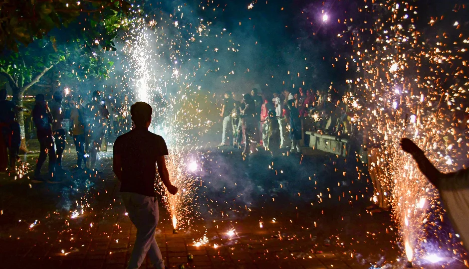 दिवाली 2025: पटाखे जलाने से पहले अपनाएं ये सुरक्षा टिप्स, सुरक्षित रहें और खुशियां मनाएं