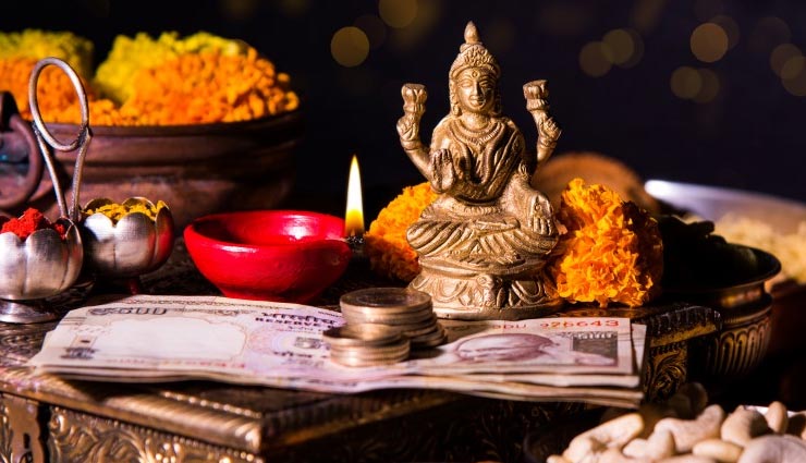 दिवाली पूजा के दौरान करें ये दिव्य उपाय, दौड़कर आएंगी देवी लक्ष्मी