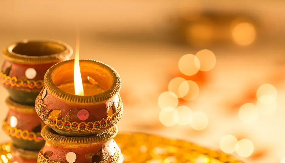 Happy Diwali Wishes: इन 10 लेटेस्ट मैसेज और शायरी से दें अपनों को दिवाली की हार्दिक शुभकामनाएं
