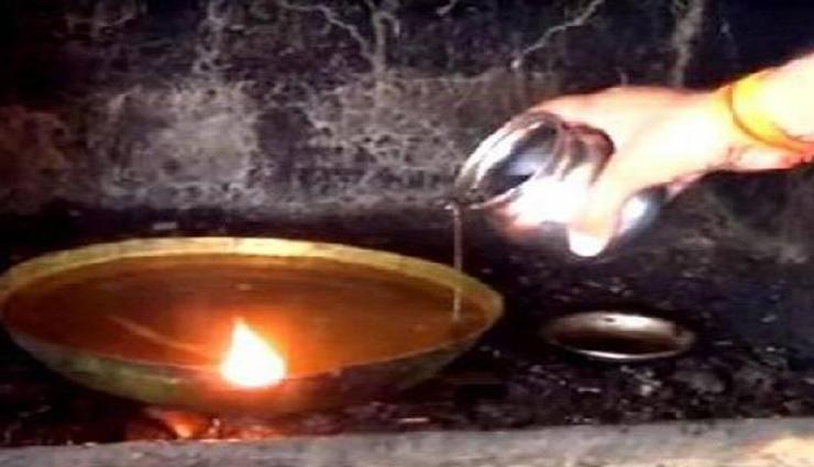 नवरात्रि विशेष: पानी से जलता है इस माता के मंदिर में दिया