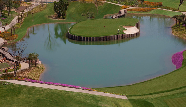 best golf courses in india,top golf courses india,prestige golfshire club bengaluru,royal springs golf course srinagar,gulmarg golf club kashmir,naldhera golf course shimla,royal calcutta golf club kolkata,kodaikanal golf club tamil nadu,dlf golf and country club gurgaon,chandigarh golf course,delhi golf club,oxford golf & country club pune,golfing in india,scenic golf courses india,historical golf courses india