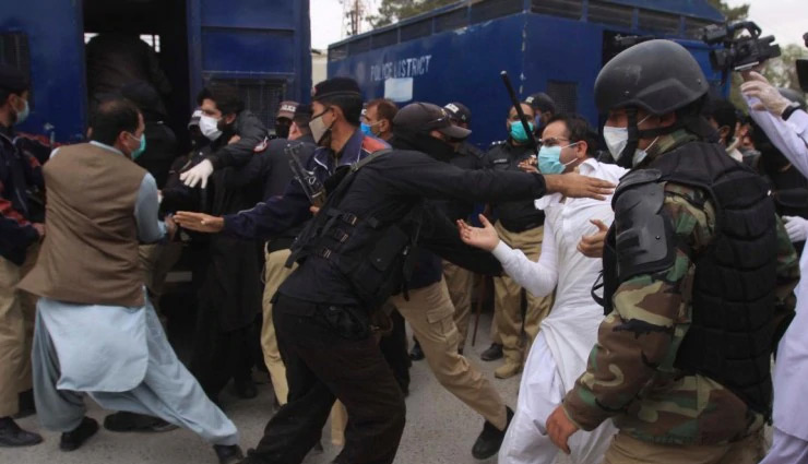 पाकिस्तान : सुरक्षा किट न मिलने की वजह से डॉक्टर बन रहे संक्रमण का शिकार, विरोध करने पर 150 गिरफ्तार