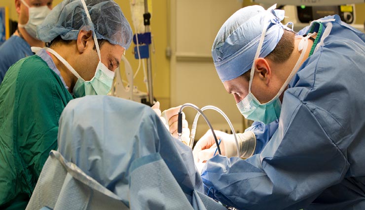 क्यों ऑपरेशन के समय डॉक्टर पहनते है हरे या नीले रंग के कपड़े, कारण हैरान करने वाला