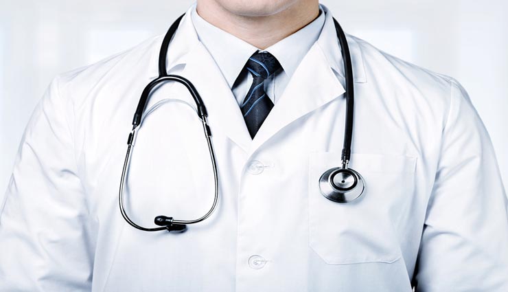 आखिर सफ़ेद कोट को क्यों माना जाता है डॉक्‍टर का गहना, जानें इसका कारण