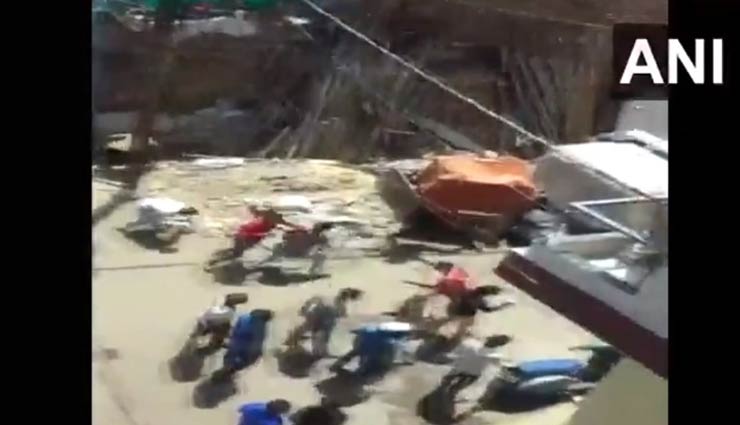 VIDEO- 2 Doctors Injured After Crowd Gets Out Of Hand in Indore