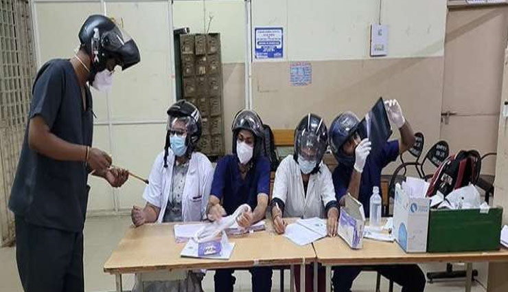 हैदराबाद: साथी डाक्टर पर गिरा पंखा, जूनियर डाक्टरों ने 'हेलमेट' लगाकर किया अनोखा विरोध प्रदर्शन