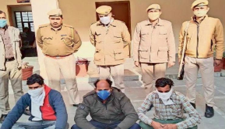 बीकानेर : पुलिस ने नाकाबंदी कर किया चार तस्करों को गिरफ्तार, बरामद किया 99 किलाे डाेडा-पाेस्त