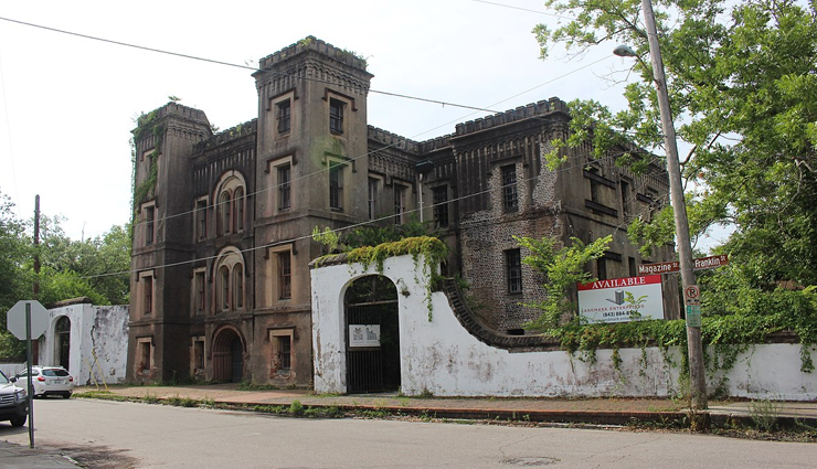 dog friendly destinations,pigeon forge doggy wood,gatlinburg river trails,tombstone,arizona,biltmore estate,the french quarter,old charleston ghost tours,bell rock vortex,garden of the gods,mercury canine cruise