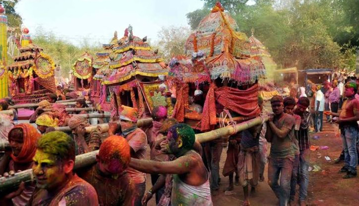 holi,types of holi,types of holi in india,phoolon ki holi,vrindavan and pushkar,royal holi,udaipur,lathmar holi,uttar pradesh,shigmo,goa,rang panchami,maharashtra,hola mohalla,punjab,dola utsav,odisha,travel,holi special