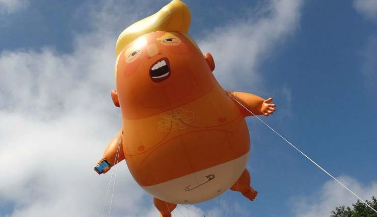 ब्रिटेन : डोनाल्ड ट्रम्प के विरोध में बनाया बोलने वाला रोबोट, करेगा यह काम donald trump,talking robot,uk,us,protest,sat on a toilet,weird story