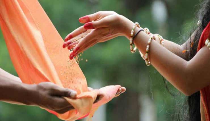 Chandra Grahan 2020 : चंद्रग्रहण पर करें इन 4 चीजों का दान, बढ़ेगा मान-सम्मान astrology tips,astrology tips in hindi,lunar eclipse 2020,chandra grahan 2020