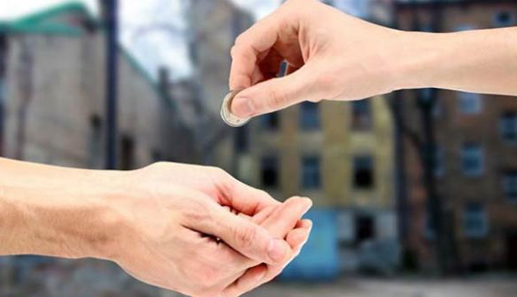 आपके जीवन की नाँव को डूबा सकता हैं इन चीजों का दान, जानें और बचे