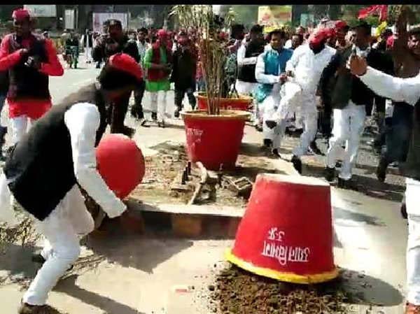 lucknow airport,allahabad university,akhilesh yadav stopped at lucknow airport,akhilesh yadav,pryagraj