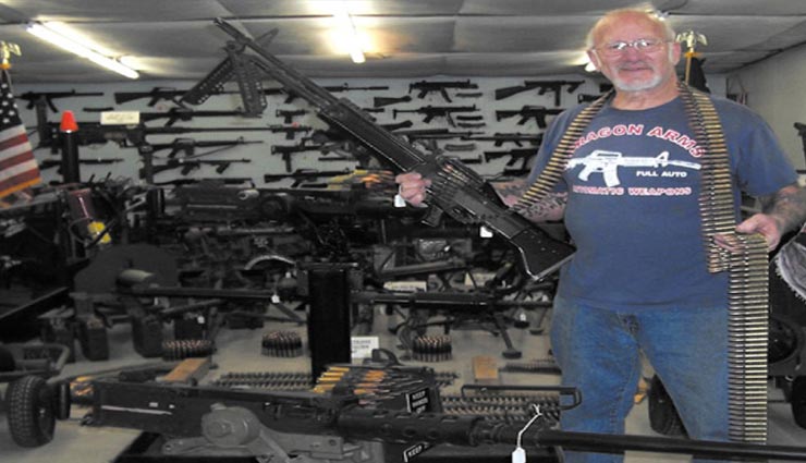 'द ड्रैगन मैन' जो सोता भी हथियारों के साथ है, रखता है सैकड़ों मशीन गन और बंदूके