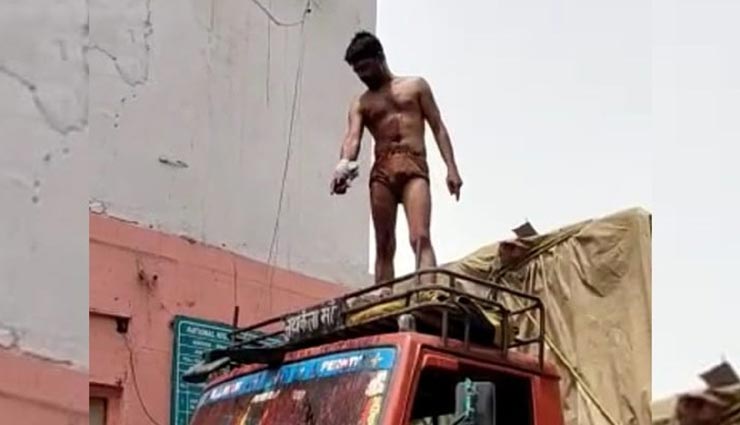भरतपुर : शराब के नशे में धुत ट्रक चालक का हाईवोल्टेज ड्रामा, कपड़े उतार किया जबरदस्त हंगामा