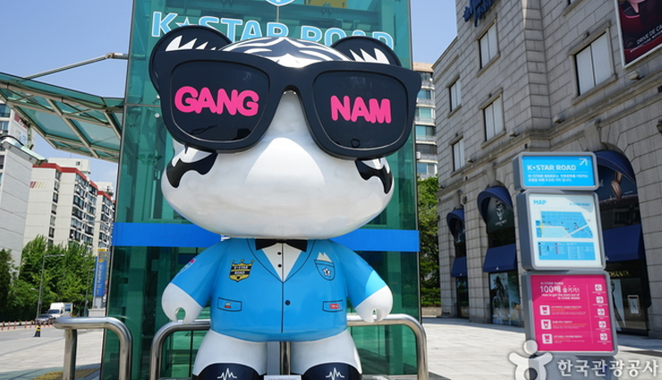 famous k- pop drama locations,k star road,idol entertainment buildings,smtown museum,myeongdong underground shopping mall,yongpyong station,aqua planet 63