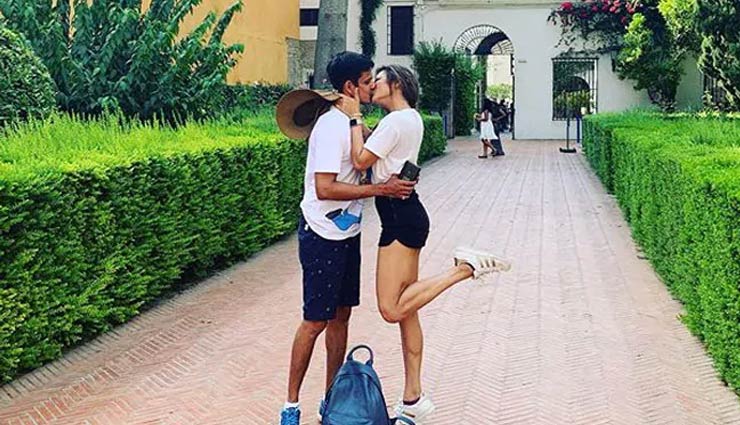 स्पेन में बीच सड़क पर टीवी एक्ट्रेस ने पति को किया KISS, लिखा- 'प्यार, किस और गर्मियों में पागलपंती', फोटो वायरल