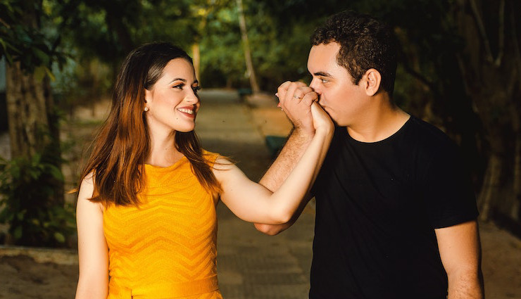 ways to be romantic with your partner,romantic gestures,keeping romance alive,romantic relationship tips,expressing love,husband romance ideas,romantic date ideas,romantic phrases,maintaining intimacy,romantic tips for couples