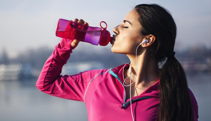 menopause,deal with menopause,healthy food menopause,menopause health problem,yoghurt and dairy products,green vegetables,whole green,oatmeal,Fatty Fish,Beans and lentils,seeds,water,Health,Health tips