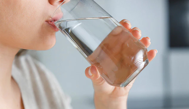 8 Amazing Benefits of Drinking Water on an Empty Stomach
