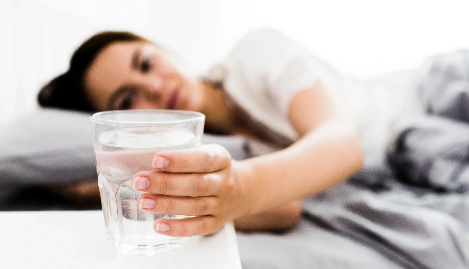 सुबह-सुबह पानी पीने की आदत, जानें बिस्तर के पास गिलास रखना हो सकता है कितना खतरनाक?