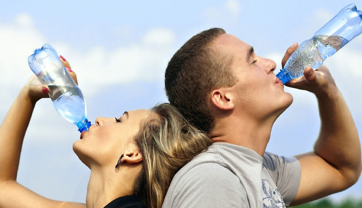 पानी पीने के दौरान करी ये गलतियां पहुंचा सकती है आपको नुकसान