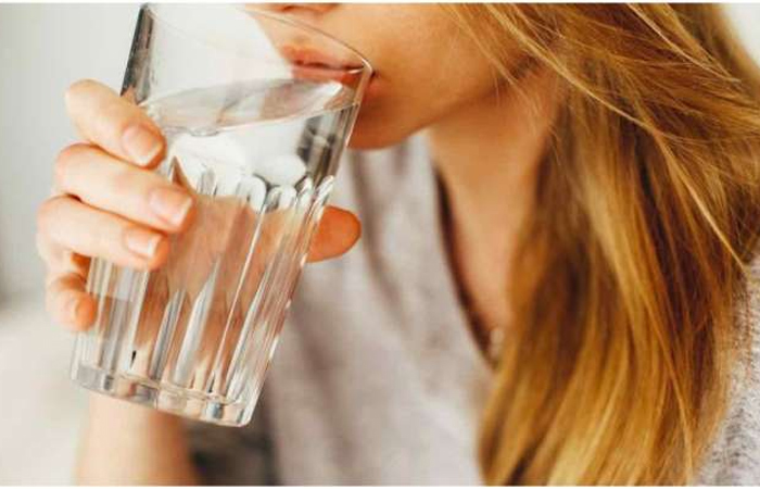 खाने के तुरंत बाद पानी पीना मतलब सेहत के साथ खिलवाड़ करना, जाने नुकसान के बारे में
