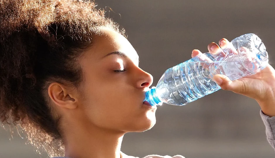 क्या पानी भी एक्सपायर हो सकता है? जानिए कितने समय तक सुरक्षित रहता है स्टोर किया गया पानी