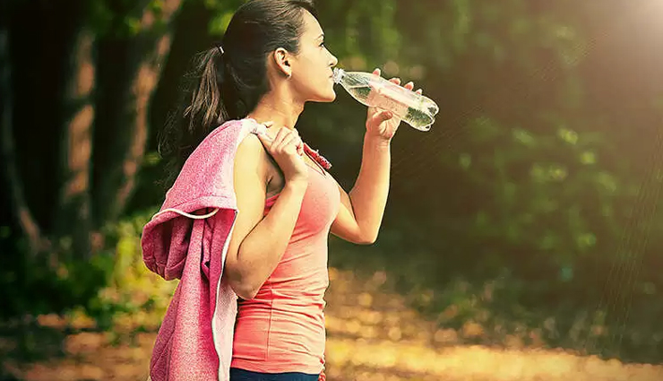 कहीं आप भी तो नहीं कर रहे पानी पीते समय ये गलती, सेहत के साथ हो रहा खिलवाड़!