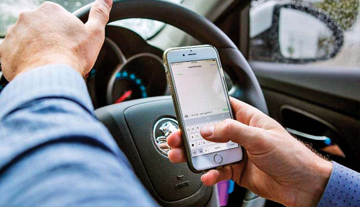 अब ड्राइविंग के दौरान इस्तेमाल कर सकेंगे मोबाइल फोन, लेकिन इस शर्त पर 
