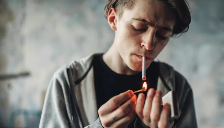 कहीं आपका बच्चा भी तो नहीं करने लगा हैं नशा, इन संकेतों से करें पहचान 