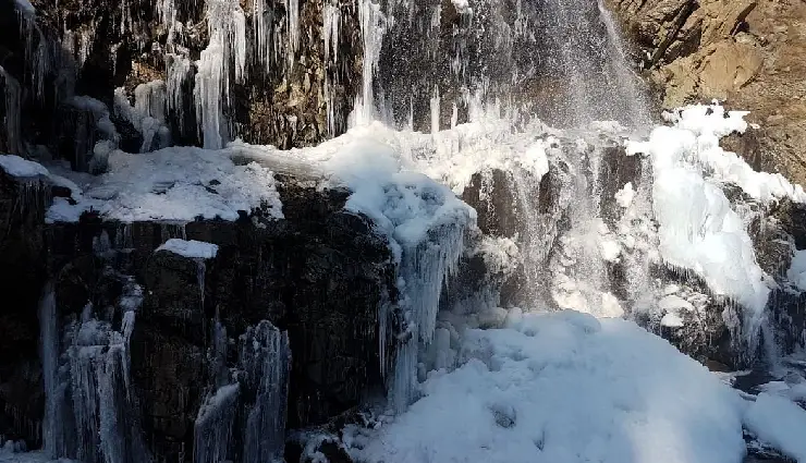 gulmarg tourism,gulmarg hill station,best places in jammu and kashmir,snow in gulmarg,meadow of flowers,gulmarg skiing,gulmarg winter travel,summer in gulmarg,kashmir travel guide,top attractions gulmarg,adventure travel india,nature retreat gulmarg