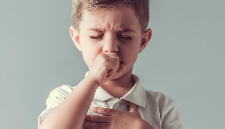 छोटे बच्चों को सोने तक नहीं देती सूखी खांसी, इन घरेलू उपायों से मिलेगा आराम 