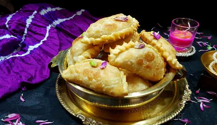 ड्राई फ्रूट गुजिया से कराएं रक्षाबंधन पर भाई का मुंह मीठा #Recipe