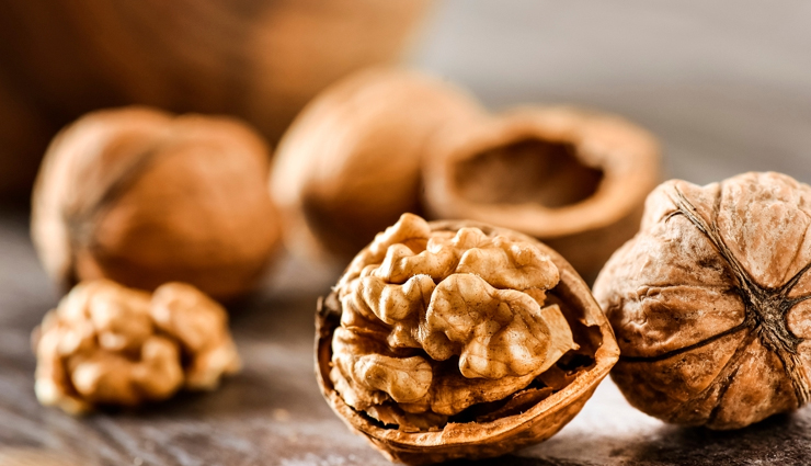 cashew nuts for healthy skin,almonds for skin whitening,walnuts for glowing skin,pistachio for dry skin,dates for smooth skin,dried figs for beautiful skin,raisins for youthful skin,brazil nuts for skin health,benefits of peanuts for skin,dry fruits for glowing skin,skin care tips,beauty tips