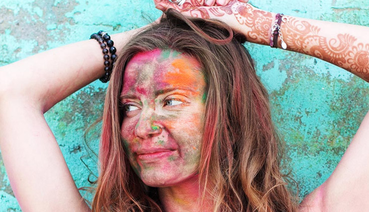 Holi 2018 : इन तरीकों से करें अपने रूखे बालों का इलाज
