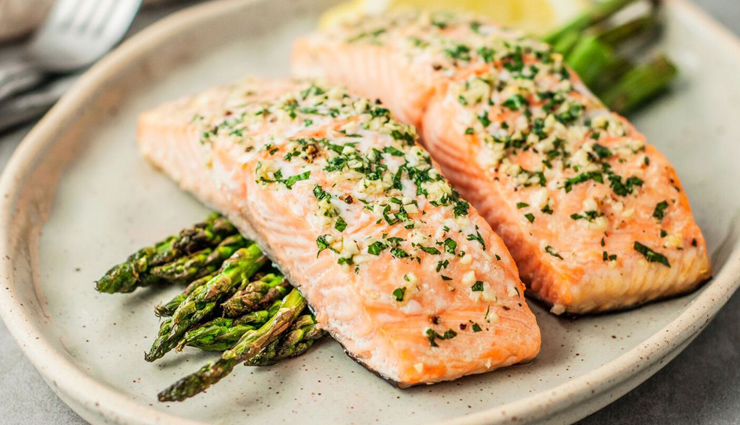 Avocados,salmon,orange and yellow veggies,chamomile,coconut oil,olives,green leafy vegetables,walnuts,banana,flaxseeds,dry skin,skin care tips,beauty tips