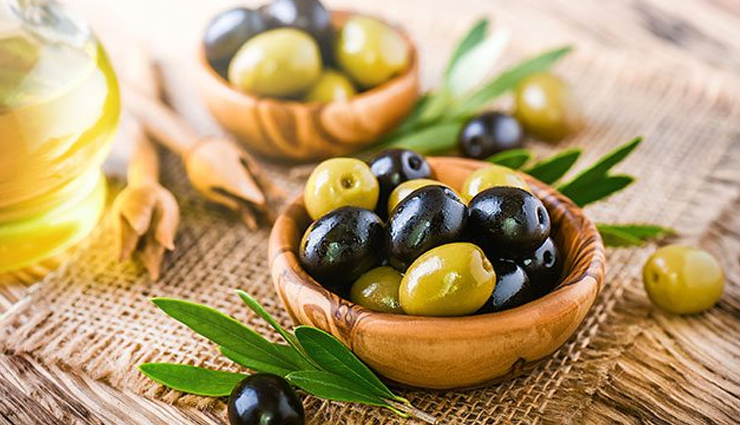 Avocados,salmon,orange and yellow veggies,chamomile,coconut oil,olives,green leafy vegetables,walnuts,banana,flaxseeds,dry skin,skin care tips,beauty tips